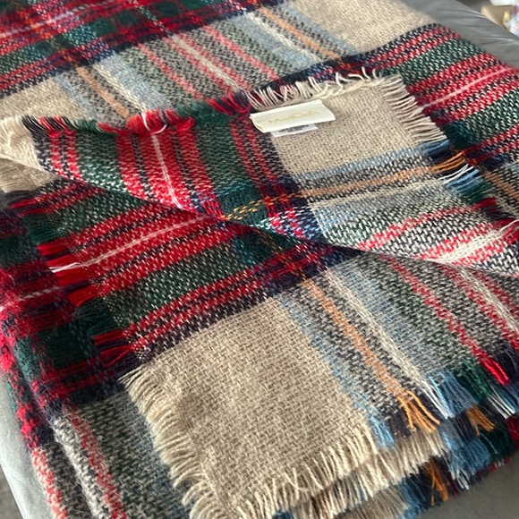Plaid women’s wrap/scarf - Picture 1 of 1